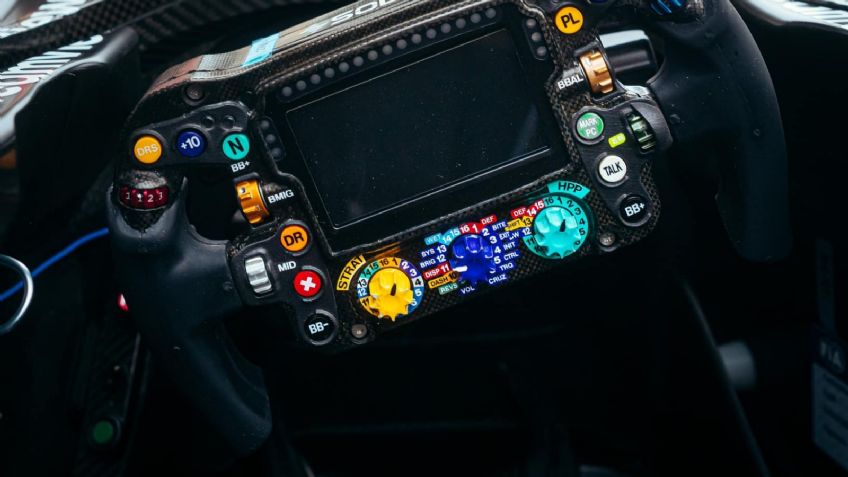 Parece el control de un videojuego, pero así son los volantes de Fórmula 1