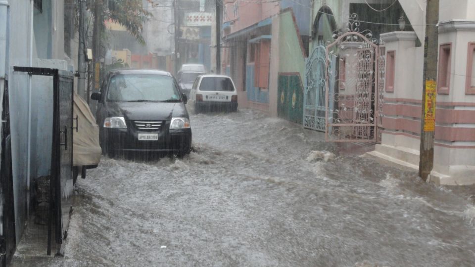 Las intensas lluvias pueden generar inundaciones que afectarán tu auto.