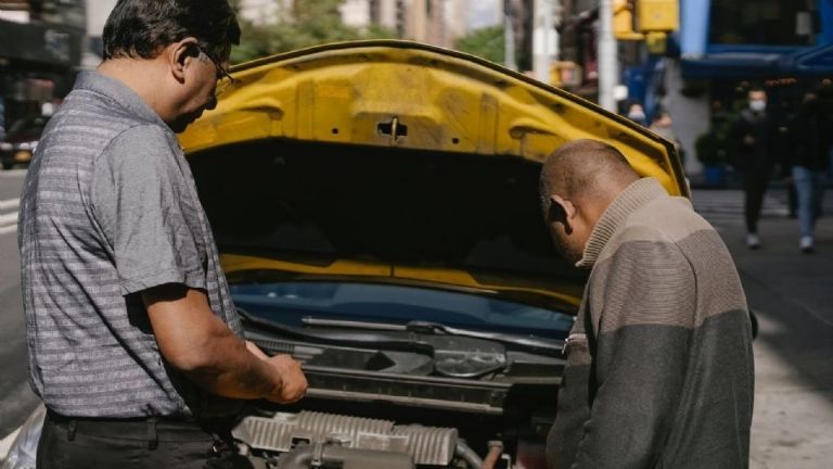 Qué hacer si le entra agua al motor del auto