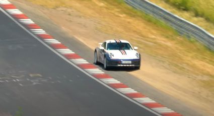 Video: Este Porsche 911 Dakar da una vuelta sin límites de pista en el Nürburgring