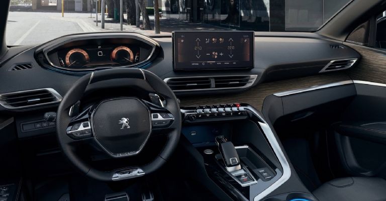Motor e interior de la Peugeot 5008 2024