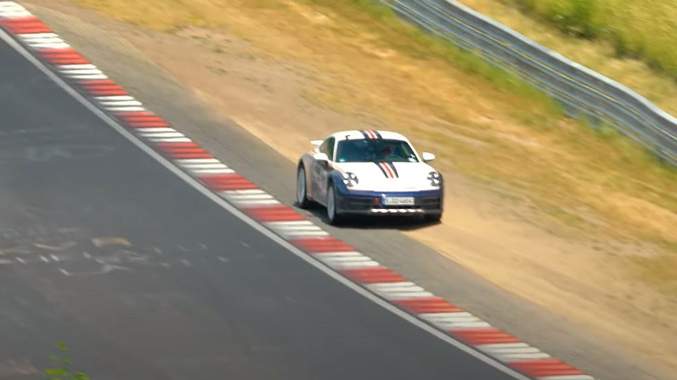 Ve esta vuelta del Porsche 911 Dakar por el Nürburgring