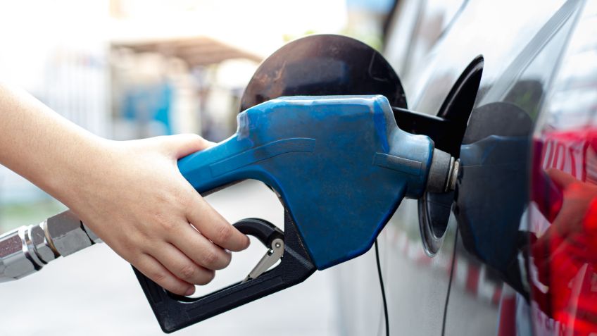 Ahorra gasolina en tu auto con estos trucos, según ChatGPT