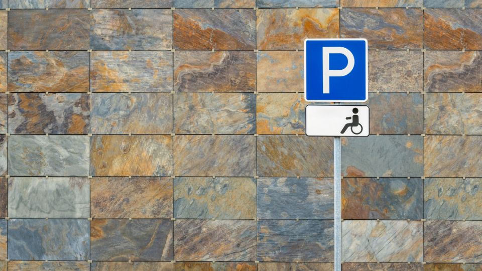 El estacionamiento para discapacitados es RESERVADO.