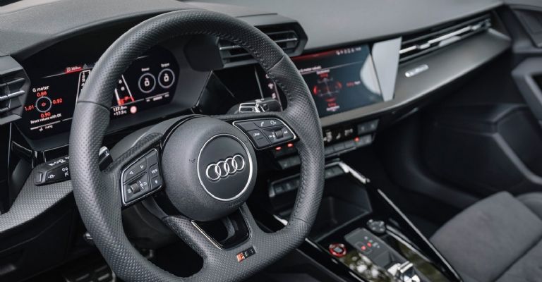 Motor e interior del Audi RS 3 Sedán 2023