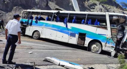 Choque de autobús de pasajeros deja 16 muertos en Oaxaca