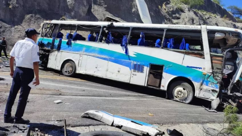 Choque de autobús de pasajeros deja 16 muertos en Oaxaca
