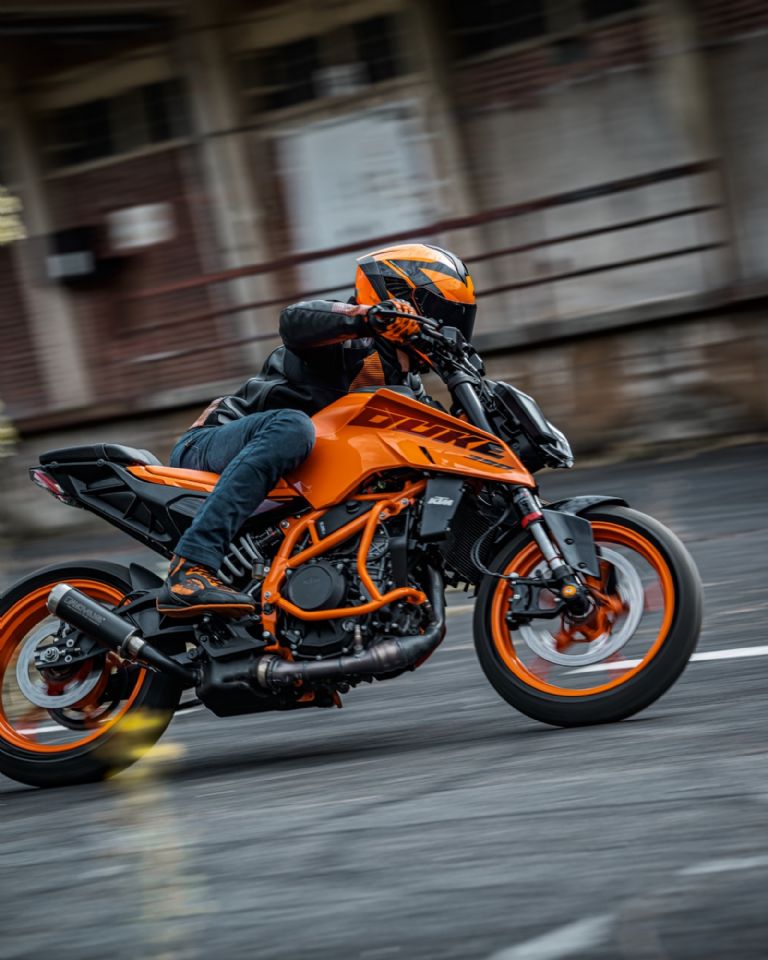 Características y especificaciones de la KTM Duke 390 modelo 2024