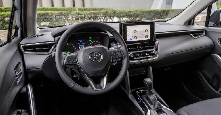 Motor e interior de la Toyota Corolla Cross Hybrid 2023