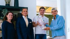 ¡Con cuidado Lando! Norris entrega a Max Verstappen un nuevo trofeo del GP de Hungría 2023