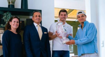 ¡Con cuidado Lando! Norris entrega a Max Verstappen un nuevo trofeo del GP de Hungría 2023