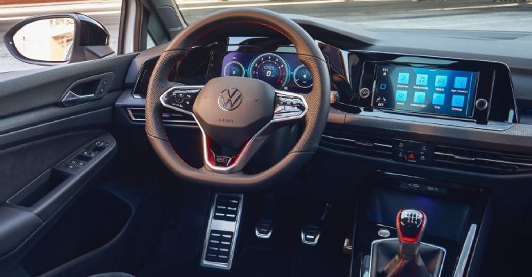 Motor e interior del Volkswagen Golf GTI 380 2024