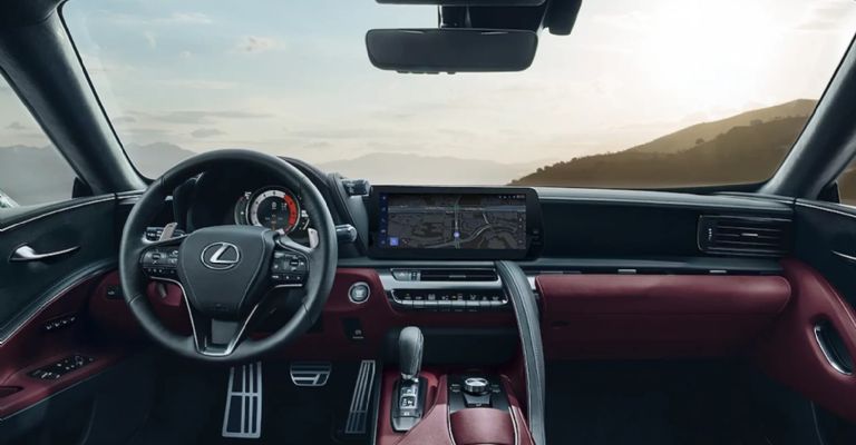 Motor e interior del Lexus LC 500 2024