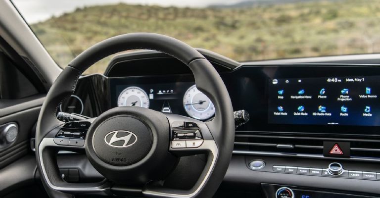 Motor e interior del Hyundai Elantra 2024