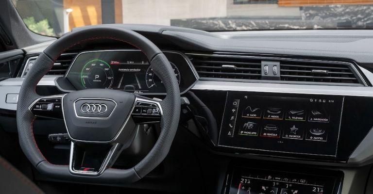 Motor e interior de la Audi Q8 Sportback e-tron 2024