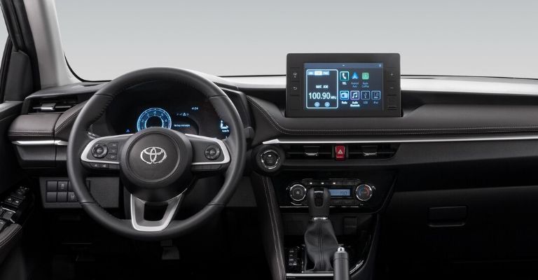 Motor e interior del Toyota Yaris Sedán 2023