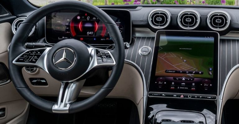 Motor e interior del Mercedes-Benz Clase C 2023