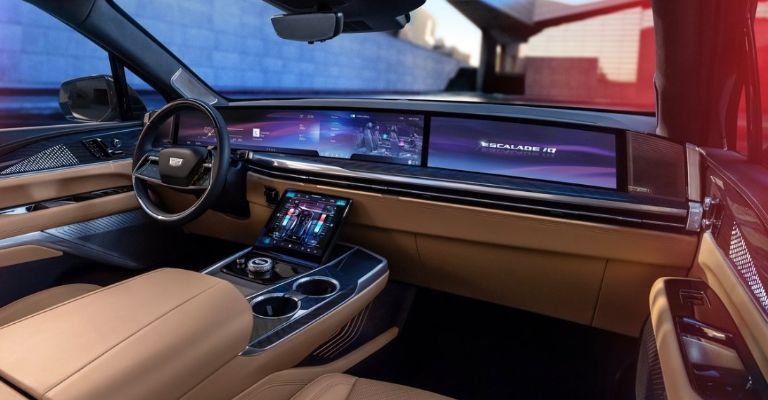 Motor e interior de la Cadillac Escalade IQ 2025