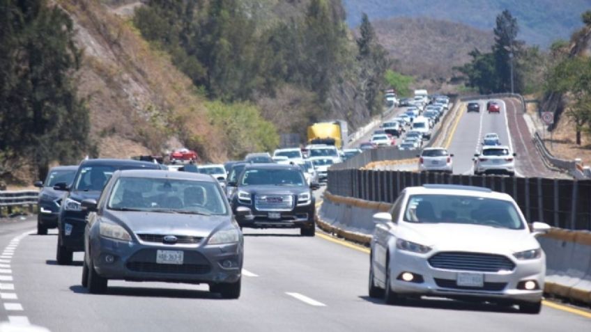 ¿Sabes manejar en carretera? Esta es la distancia correcta que debes de dejar