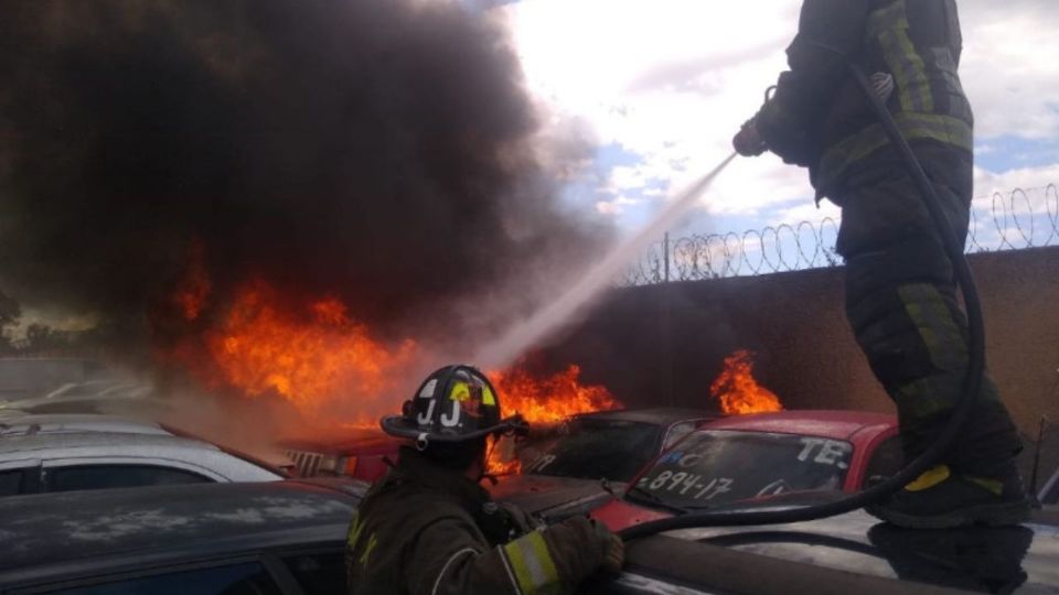 Los autos fueron afectados por el incendio.