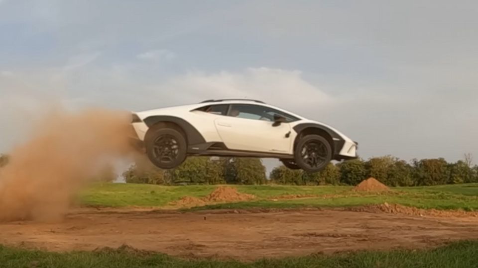 Ve cómo salta este Lamborghini en video