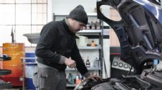 ¿Demasiado aceite en el motor de tu auto? Esto debes hacer si te pasaste de rosca