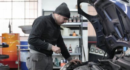 ¿Demasiado aceite en el motor de tu auto? Esto debes hacer si te pasaste de rosca