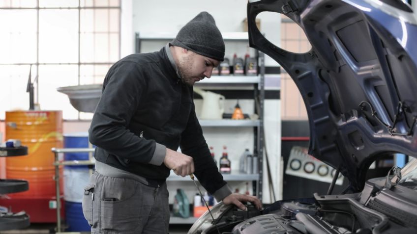 ¿Demasiado aceite en el motor de tu auto? Esto debes hacer si te pasaste de rosca