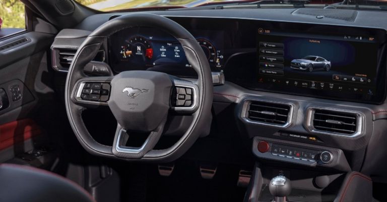 Motor e interior del Ford Mustang 2024