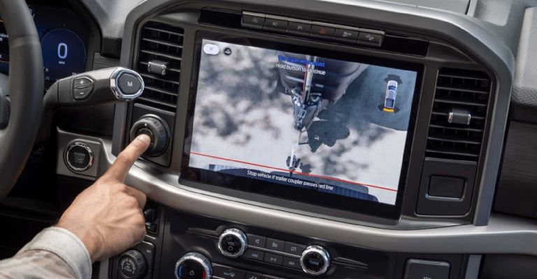 Motor e interior de la Ford F-150 2024