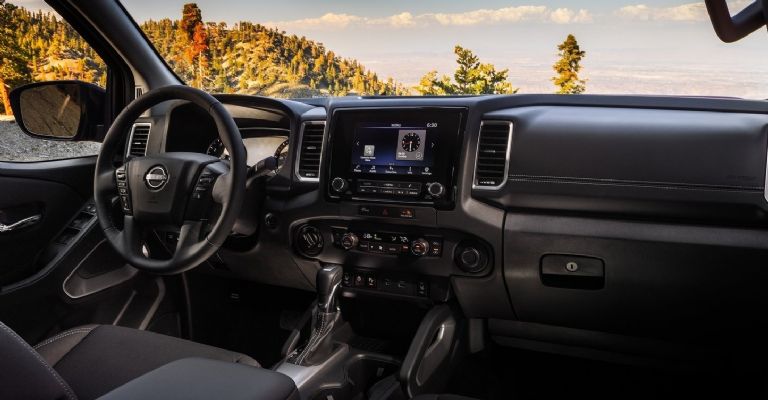 Motor e interior de la Nissan Frontier 2024