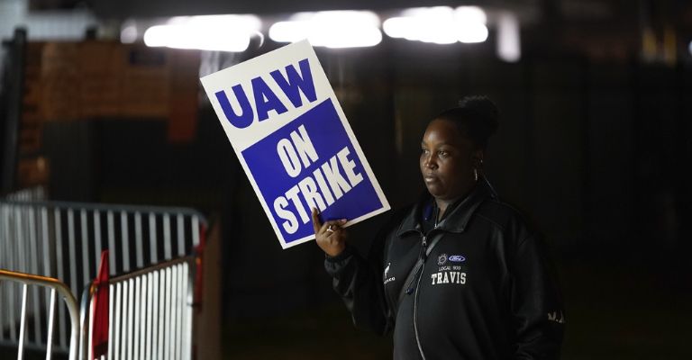 Inicia huelga histórica en EU en el sector automotriz. 