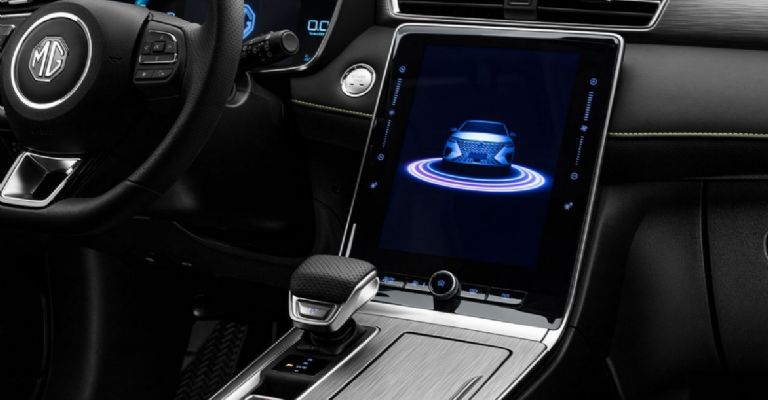 Motor e interior de la MG RX5 2024