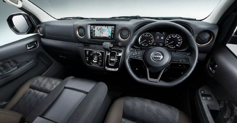 Motor e interior de la Nissan Caravan de 50 aniversario