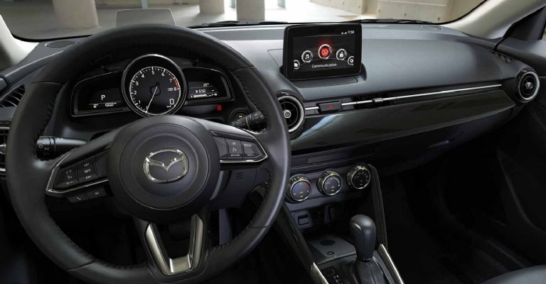 Motor e interior del Mazda 2 2024