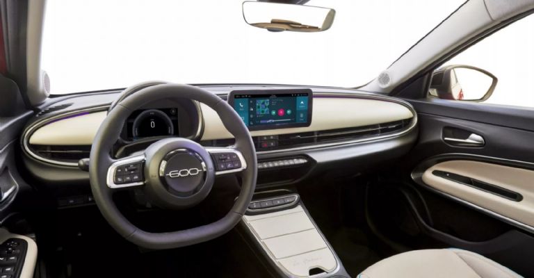 Motor e interior de la FIAT 600 2024