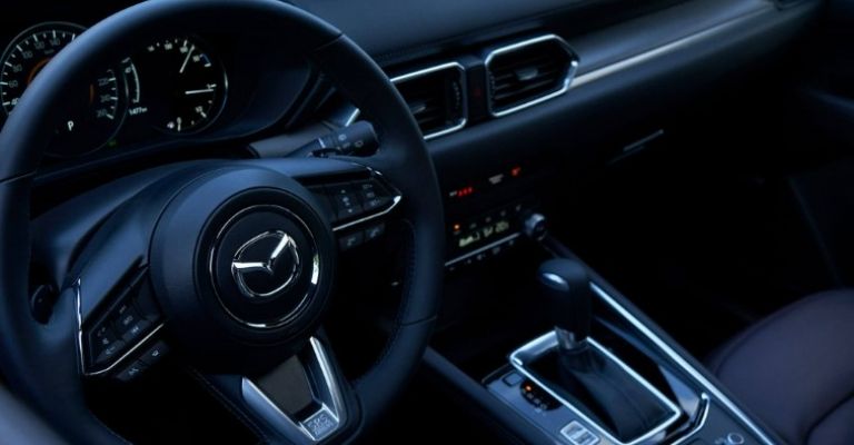Motor e interior de la Mazda CX-5 2024
