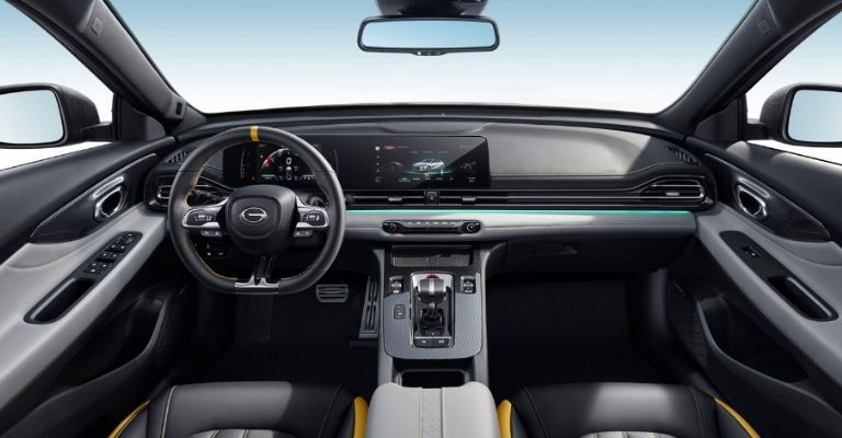 Motor e interior del GAC Empow S 2024