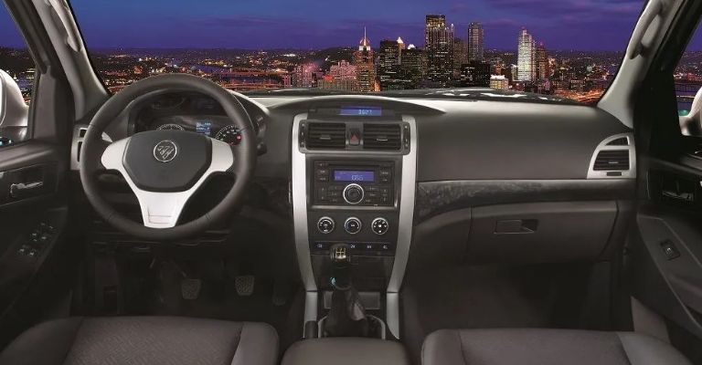 Motor e interior de la Foton Tunland