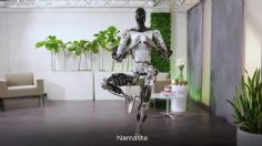 VIDEO:  ¡Optimus, el robot humanoide de Tesla ya es capaz de hacer yoga!