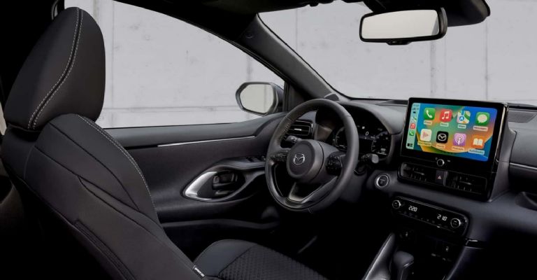 Motor e interior del Mazda 2 Hybrid 2024