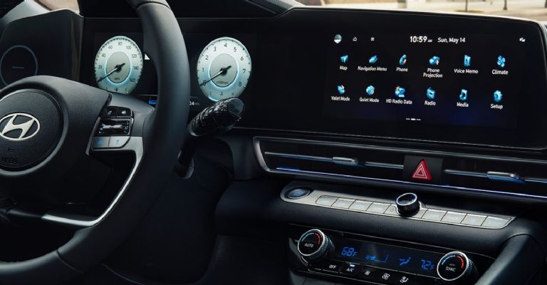 Motor e interior del Hyundai Elantra 2024