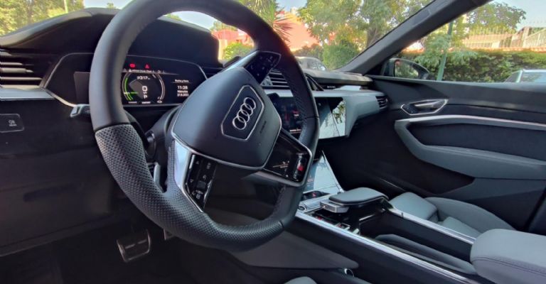 Interior de la Audi Q8 Sportback e-Tron 2024