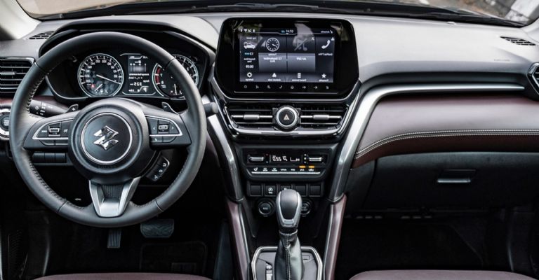 Motor e interior de la Suzuki Grand Vitara 2024