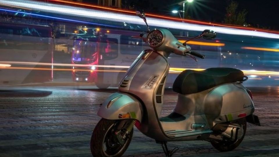 ¿De dónde es esta marca de scooters y qué significa su nombre?