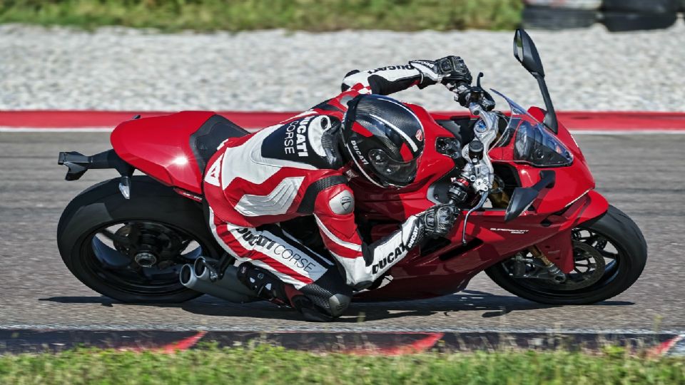 Una motocicleta deportiva, dinámica y para la carretera.