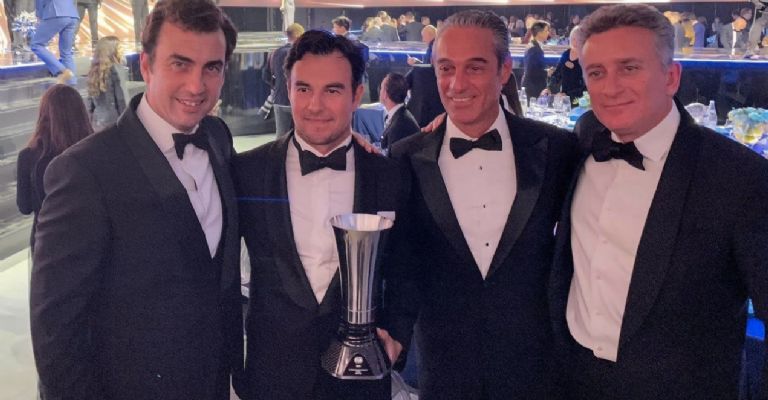 Checo Pérez con Alberto Longo, Carlos Slim y Alejandro Agag.