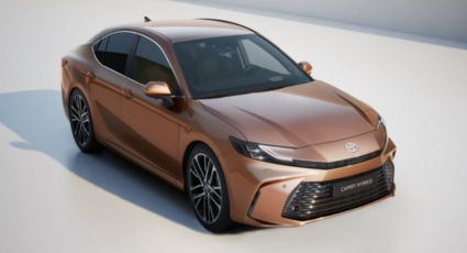 Toyota Camry 2024, el sedán híbrido llega a Europa y así se ve