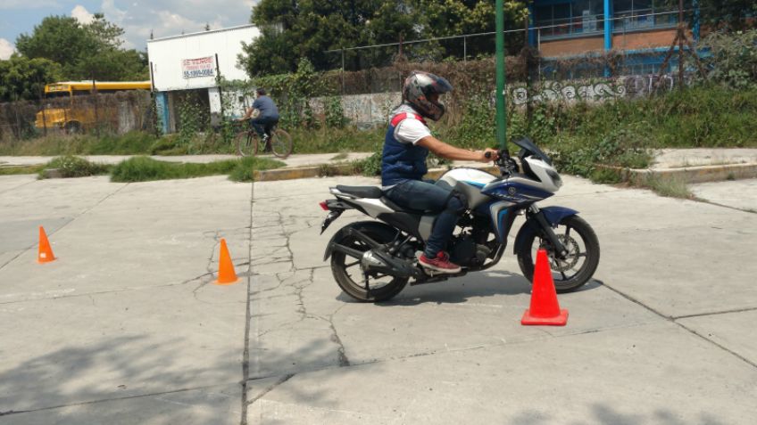 ¿Quieres aprender a andar en moto este 2024? En estos lugares lo puedes hacer
