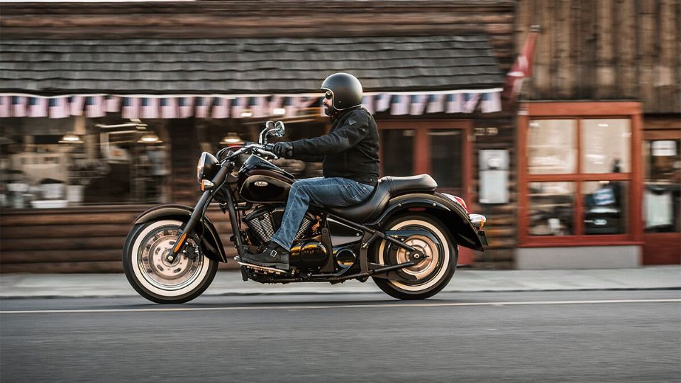 Una moto japonesa con un estilo clásico y cruiser